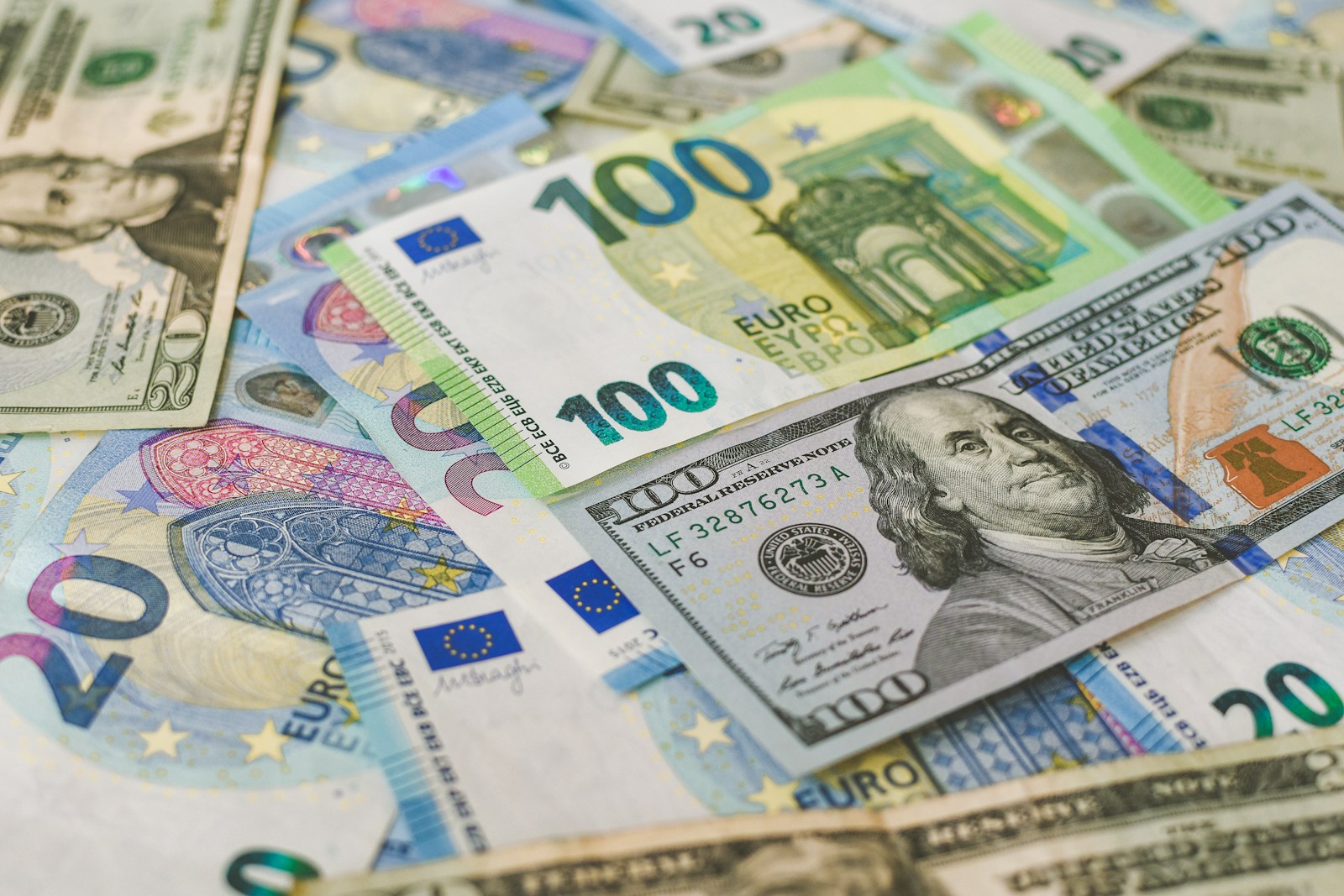 How Currency Exchange Rates Affect Expats Taking Mortgages in the UAE